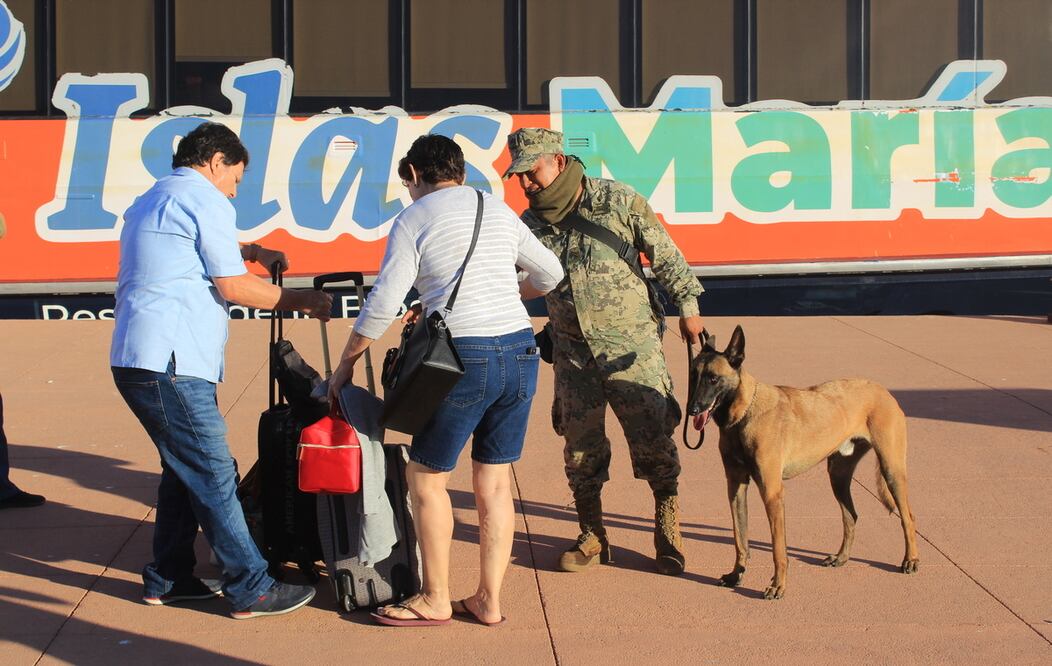 Personal militar revisa maletas de turistas en el puerto de San Blas, en Nayarit, antes de abordar el ferry con dirección a Islas Marías. Foto: Leonardo Domínguez / El Universal