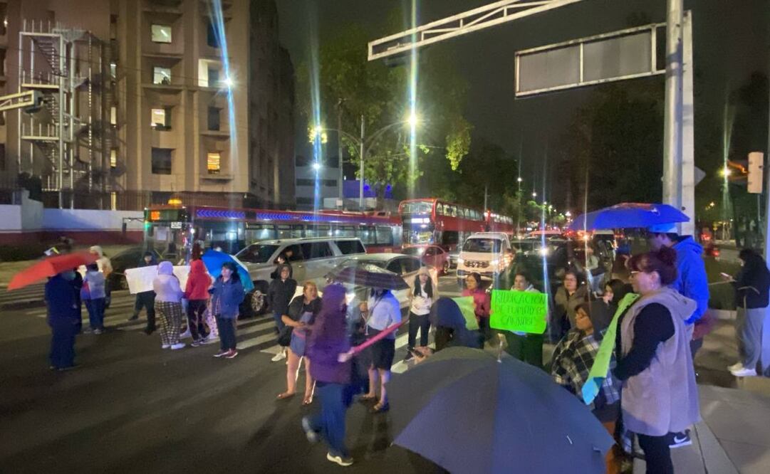 Un grupo de vecinos de la colonia Guerrero se manifestó en la glorieta de Simón Bolívar, en la alcaldía Cuauhtémoc. Foto: Francisco Rodríguez.