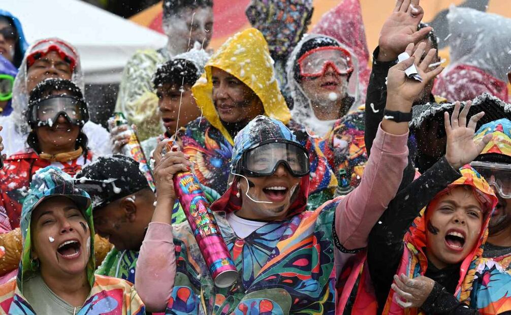 Decenas de coloridas comparsas se dieron cita en las calles de la ciudad colombiana de Pasto para recibir en medio del jolgorio a la familia Castañeda. Foto: AFP