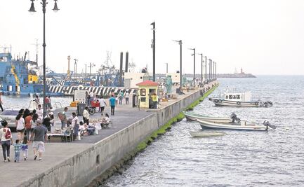 Lancha turística se hunde con 18 pasajeros en Puerto de Veracruz; son rescatados con crisis nerviosas
