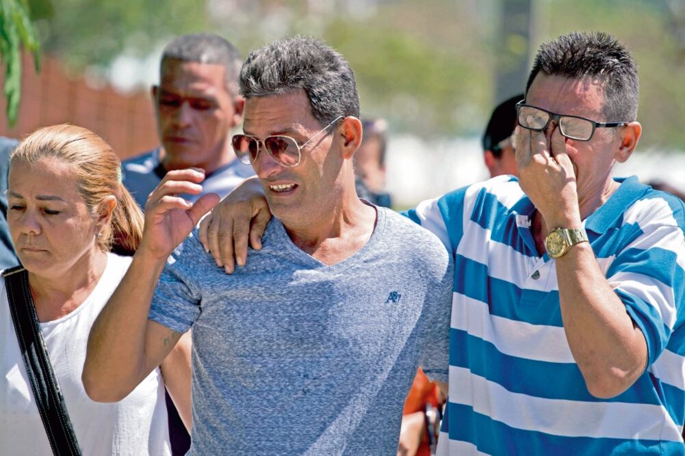 Familiares de las víctimas por el avionazo del pasado viernes en Cuba llegaron ayer a la morgue en La Habana. (RAMÓN ESPINOSA. AP)