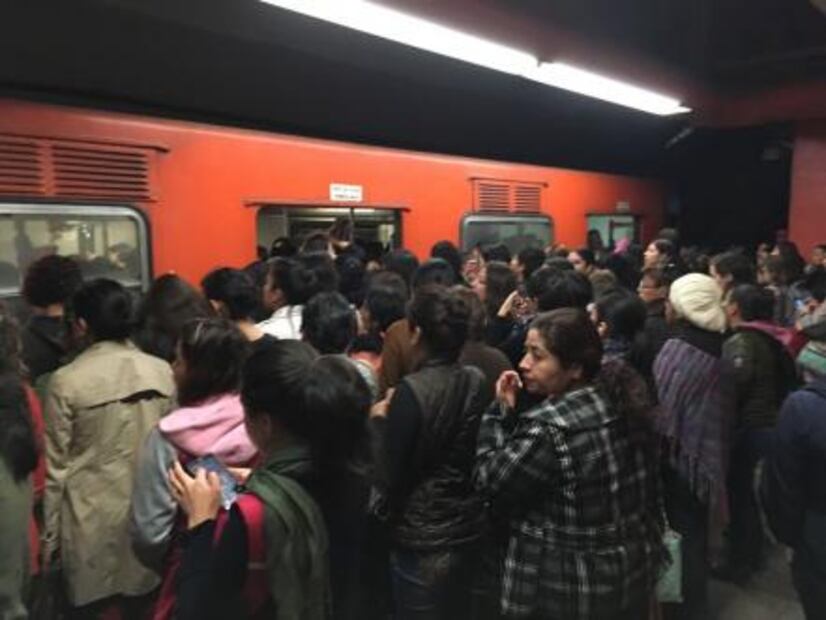 Padecen usuarios largas filas en Auditorio tras operación de la línea 7 del Metrobús