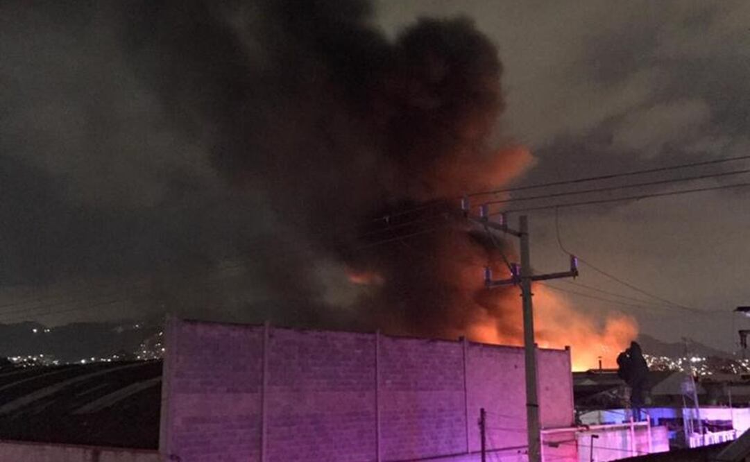 El incendio al parecer se originó en una bodega donde almacenan solventes para las tintas. Foto: Especial
