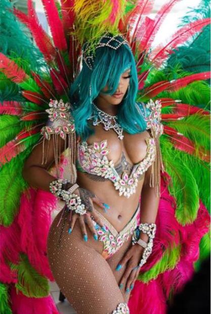 Rihanna impacta con nuevo look y sexy atuendo