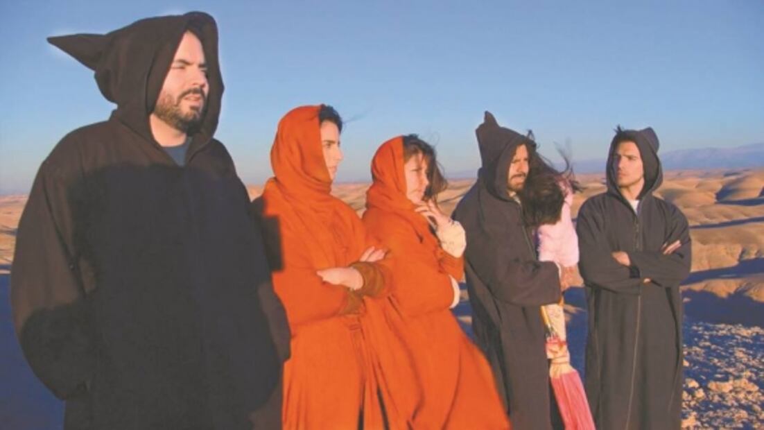 Los Derbez juegan con fuego