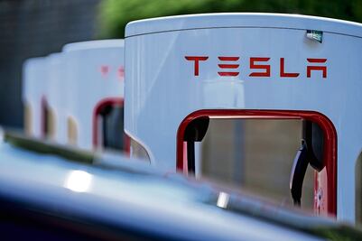 Fabricante chino BYD superó a Tesla en entregas de autos eléctricos; mantendrá la primera posición, prevén