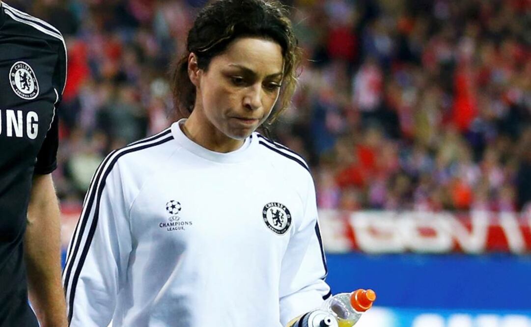 Eva Carneiro atiende a un jugador del Chelsea. Archivo
