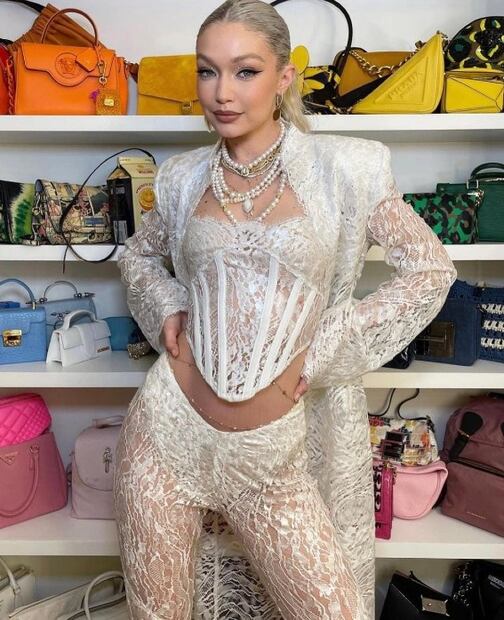 Gigi Hadid celebró su cumpleaños con look de corset y transparencias