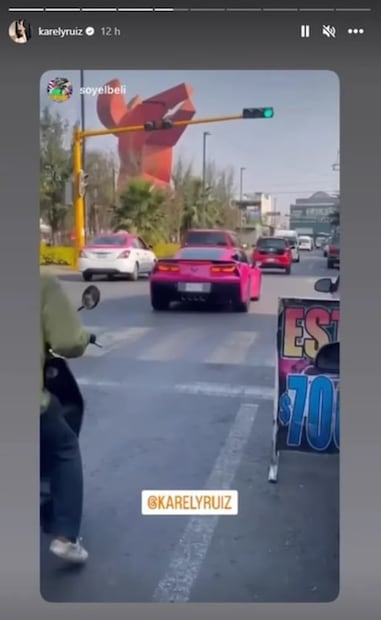 VIDEO. Captan a Karely Ruiz paseando en su corvette rosa por Nezahualcóyotl