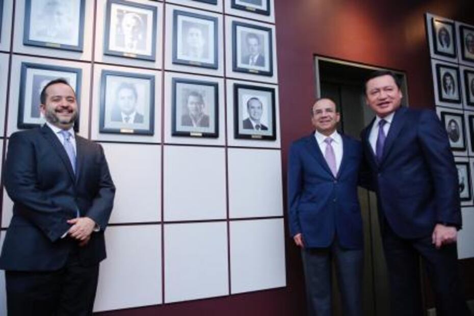 Develan en Segob cuadros de ex secretarios de la dependencia