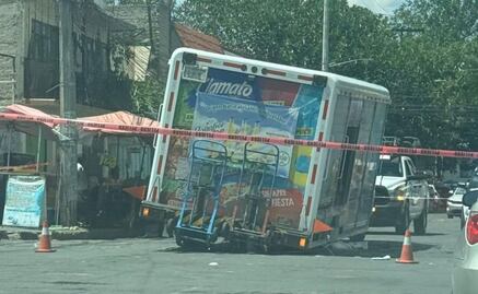 ¡Otra vez! Camión refresquero cae en socavón, ahora, en alcaldía Gustavo A Madero