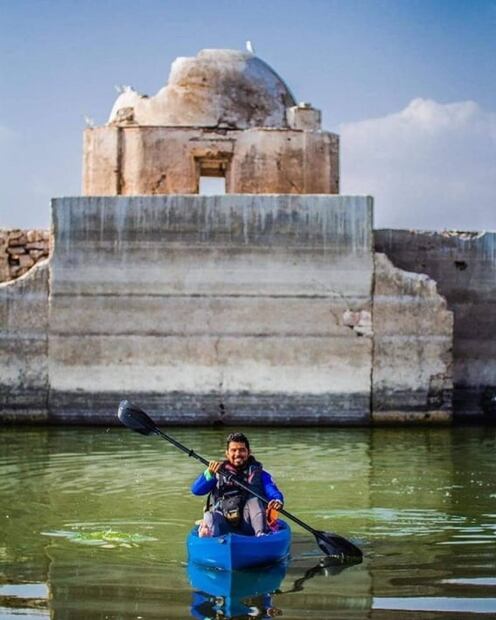 Explora un antiguo templo hundido a bordo de un kayak