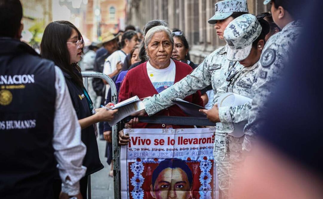 Padres de los 43 normalistas desaparecidos en Ayotzinapa ingresaron al Palacio Nacional. Foto: Gabriel Pano/EL UNIVERSAL