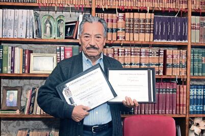 A los 74 años se niega a salir de las aulas escolares 