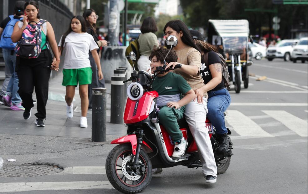 Dos mujeres y un niño a bordo de una moto eléctrica conducen sin casco en el Centro de la Ciudad de México, el 15 de agosto de 2025. Foto: Carlos Mejía/EL UNIVERSAL