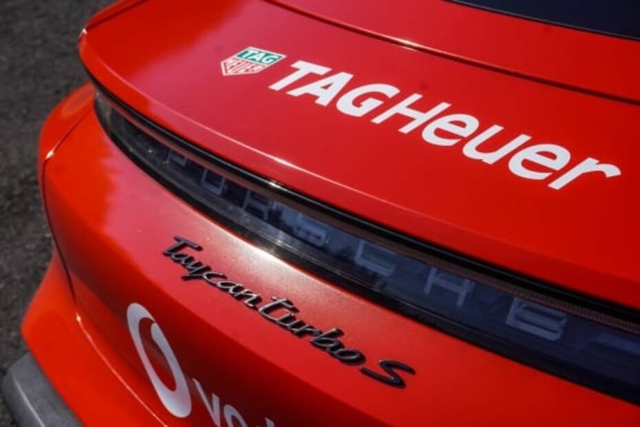 Dodge Challenger Super Stock Vs. Porsche Taycan Turbo S: El poder no lo es todo