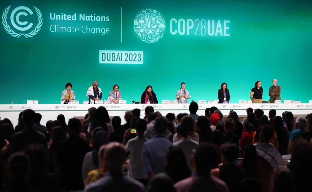 El gran debate, que tensa las negociaciones, versa sobre si hay que empezar a prepararse para "abandonar" el petróleo, el gas y el carbón. Foto: EFE