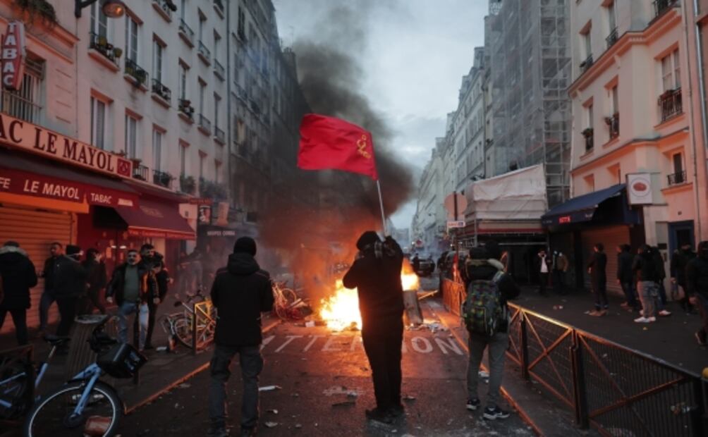 Enfrentamiento en París tras tiroteo que dejó tres personas muertas