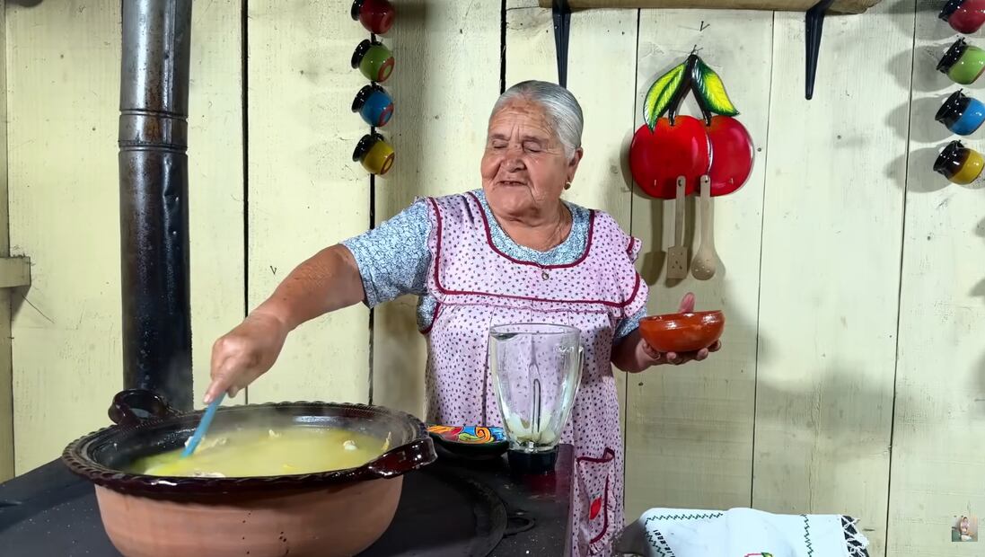 El caldo de pollo es un platillo reconfortante. Foto: Captura de pantalla / YouTube "De mi Rancho a Tu Cocina"