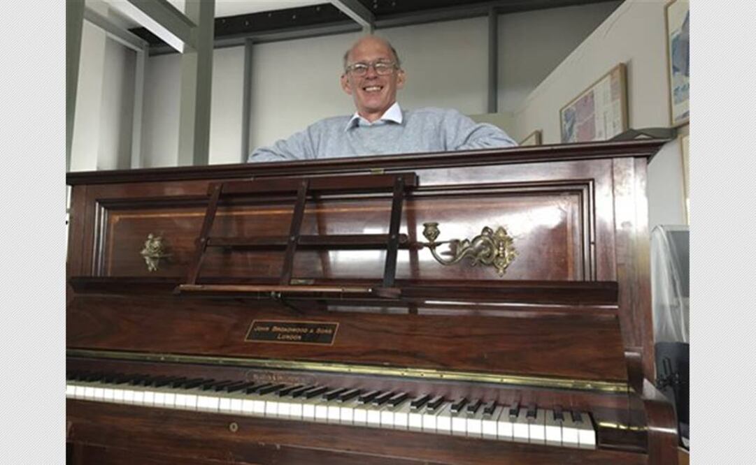 El afinador de pianos Martin Backhouse podría quedarse con parte del tesoro si no se halla a los herederos de las monedas. FOTO: AP.