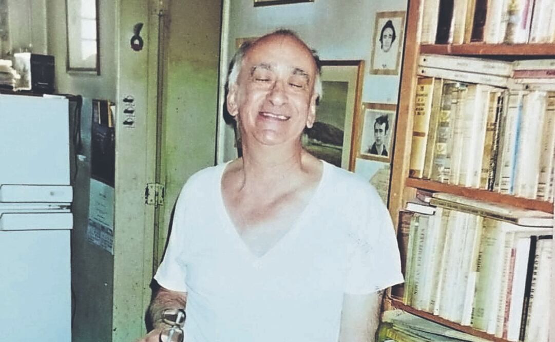 El autor de Octavio, en su departamento en los últimos años de su vida, donde murió en total soledad. Fotos compartidas por ADOLFO DELGADILLO, del archivo de Jorge Arturo Ojeda