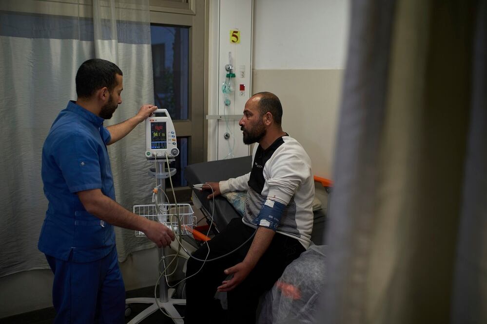 Hamdan Ballal, codirector del documental "No Other Land", que obtuvo un Oscar, es atendido en un hospital en Hebrón, un día después de ser atacado por colonos judíos en la localidad de  Susiya, en Masafer Yatta. FOTO: LEO CORREA. AP