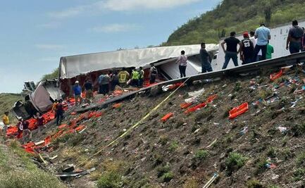 Tras rapiña en volcadura de tráiler de galletas, camioneta embiste a 5 personas en Sinaloa