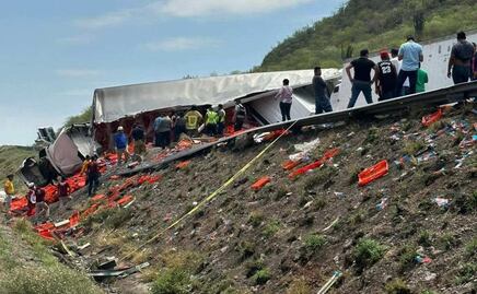 Tras rapiña en volcadura de tráiler de galletas, camioneta embiste a 5 personas en Sinaloa