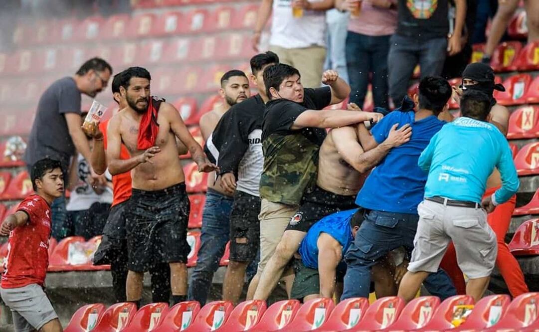 La tarde del sábado, tras un partido que se disputaba en el Estadio La Corregidora, en Querétaro, un sector de la grada se vio afectada, luego de una trifulca entre las porras. Foto: AP