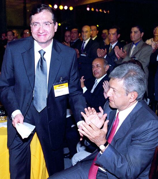 Se afirmó que Gutiérrez Vivó tenía una estrecha relación con el entonces presidente Vicente Fox, pero como el mandatario apoyó a Radio Centro, se cree que el periodista se acercó a AMLO y eso le pudo costar su presencia en la radio. Foto: Leo Morales/Archivo EL UNIVERSAL.