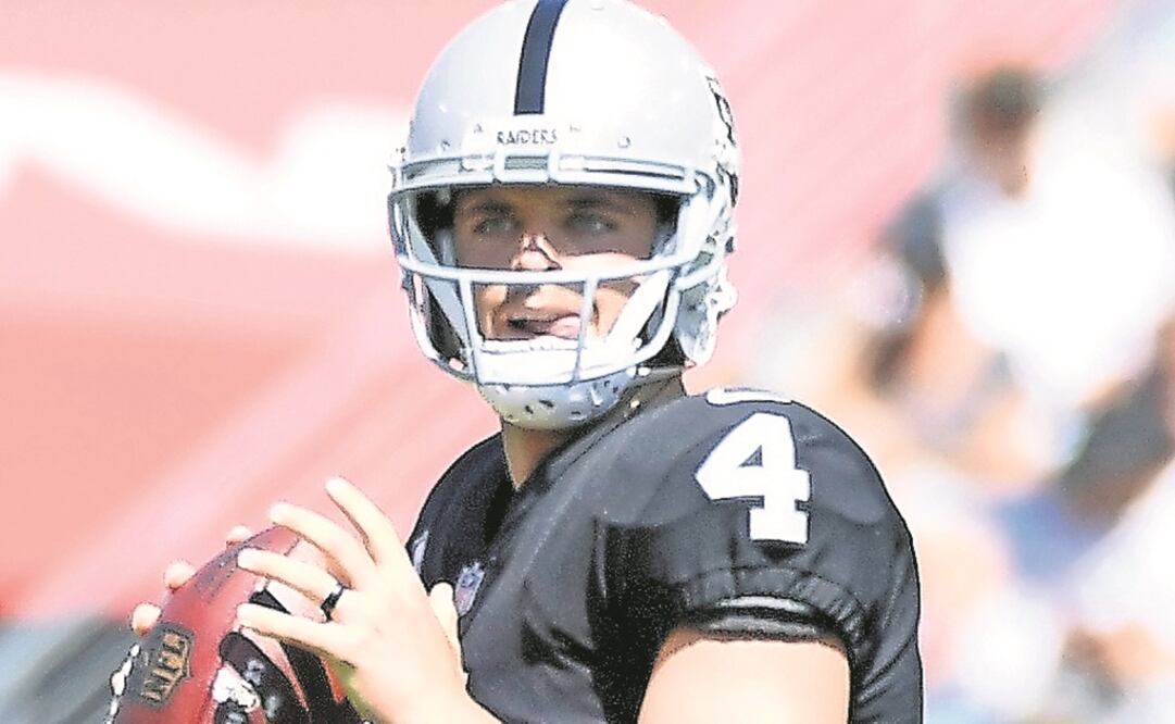 Derek Carr, a guiar el ataque de Malosos contra los Patriots. (ARCHIVO. EL UNIVERSAL)