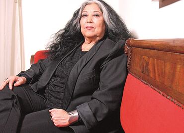 "Pinochet confiscaba la palabra en Chile": llega antología de la poeta Carmen Berenguer