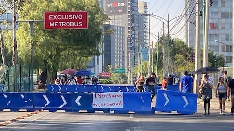 Estudiantes de la UNAM marchan y bloquean Insurgentes Sur; exigen comedores subsidiados en cada facultad