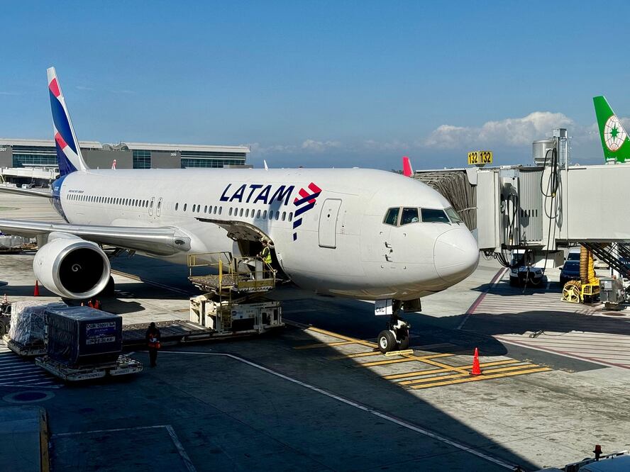 Un avión de LATAM Airlines en el aeropuerto de Los Ángeles, California. FOTO: DANIEL SLIM. AFP