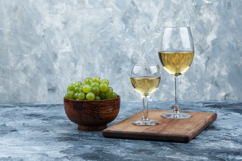El vino blanco revela su frescura natural cuando se sirve entre 6° y 14°. Foto: Freepik