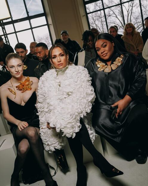 Foto: Instagram @jlo (Hunter Schafer, Jennifer Lopez y Da'Vine Joy Randolph en el desfile de Schiaparelli)