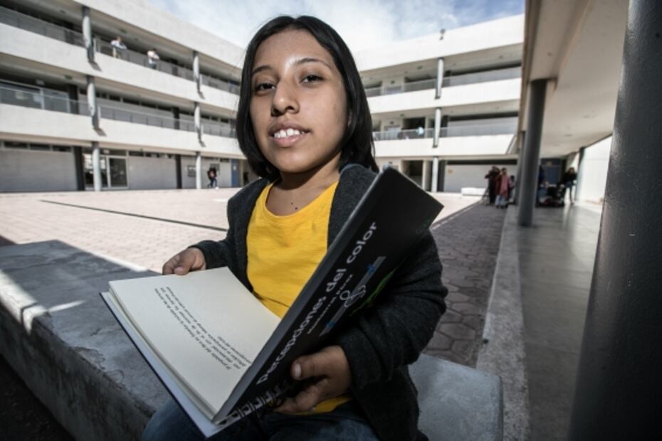 Universitaria crea libro para que ciegos conozcan los colores 