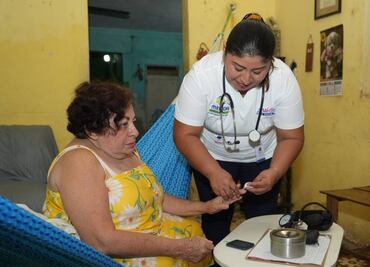 Mérida atiende a adultos mayores con movilidad limitada; programa a domicilio apoya a personas vulnerables