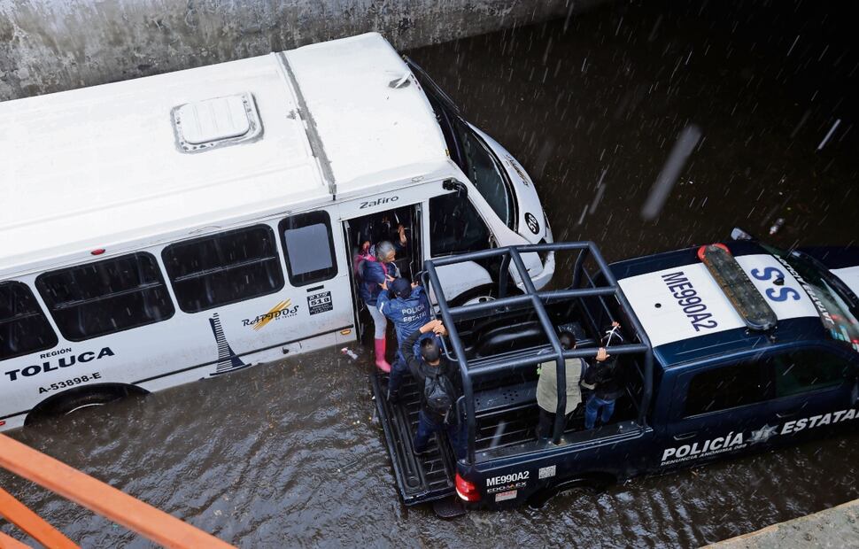  Lluvias inundan diversas vialidades en Edomex y CDMX