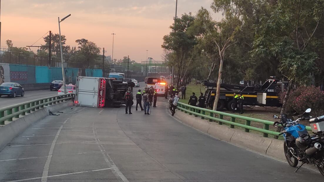 Cerrado el puente vehicular que conecta a Viaducto Río de la Piedad con la calzada General Ignacio Zaragoza debido a una volcadura. Foto: Isidro Corro / EL UNIVERSAL