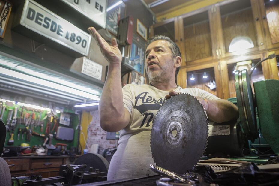 Iván Leura Zepeda de la Casa Leura, es quizá el único afilado del barrio San Juan, en el Centro. Mucha gente acude a que les afilen utensilios de cocina, de peluquería y algunas para corte y construcción. Foto: Gabriel Pano /El Universal