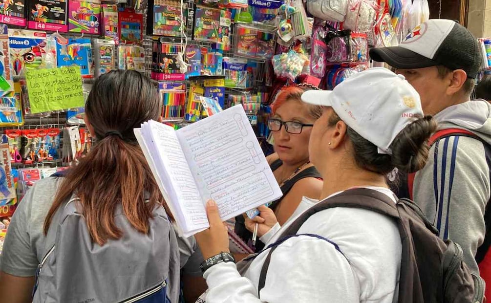 Padres de familia buscan conseguir útiles escolares a mejor precio. Foto: Especial