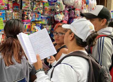 ¡No hicieron la tarea! Padres de familia saturan calles de CDMX por compra de última hora de útiles escolares