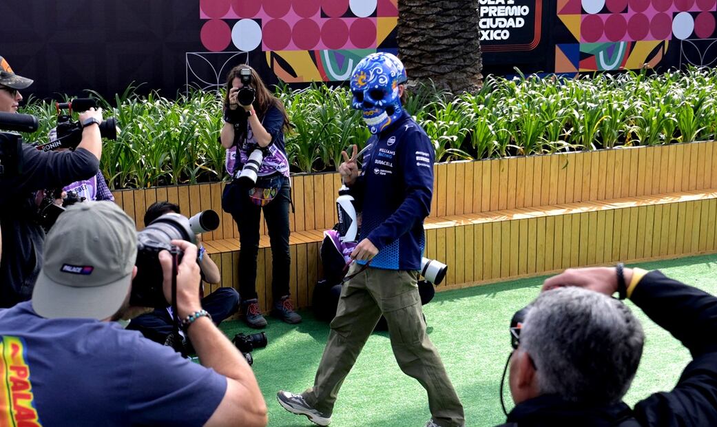 El piloto argentino de Williams, Franco Colapinto, llega con una máscara de calavera a una práctica del Gran Premio de México. Foto: AFP