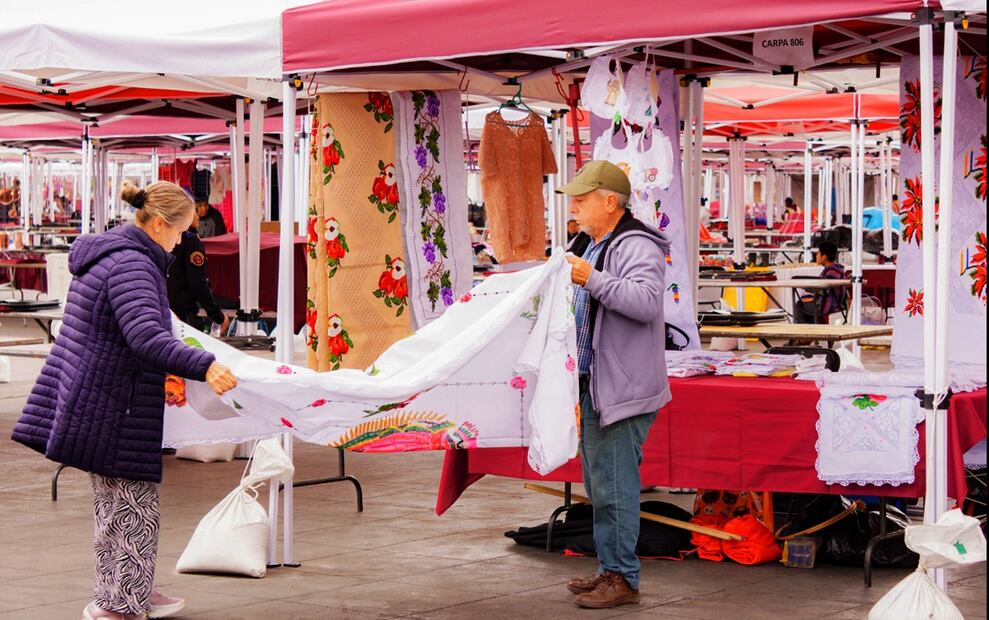 Personal de obras y Servicios alista el alumbrado decorativo para las fiestas decembrinas y fin de año; mientras, comerciantes acomodan sus puestos y productos para ofrecerlos en la romería de la plancha del Zócalo capitalino, el lunes 8 de diciembre de 2025. Foto: Osmar Alvarado/EL UNIVERSAL