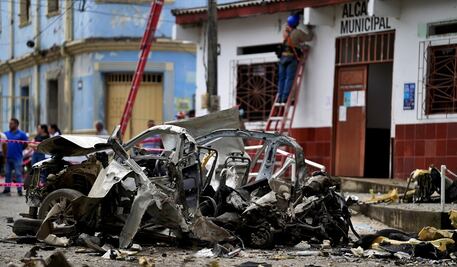 FOTOS: Impactantes imágenes de los destrozos provocados por coches bomba en Colombia
