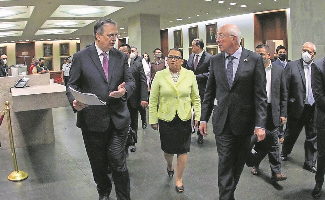 El canciller Marcelo Ebrard, la titular de la SSPC, Rosa Icela Rodríguez, y el embajador de EU en México, Ken Salazar. Foto: Tomada de Twitter.