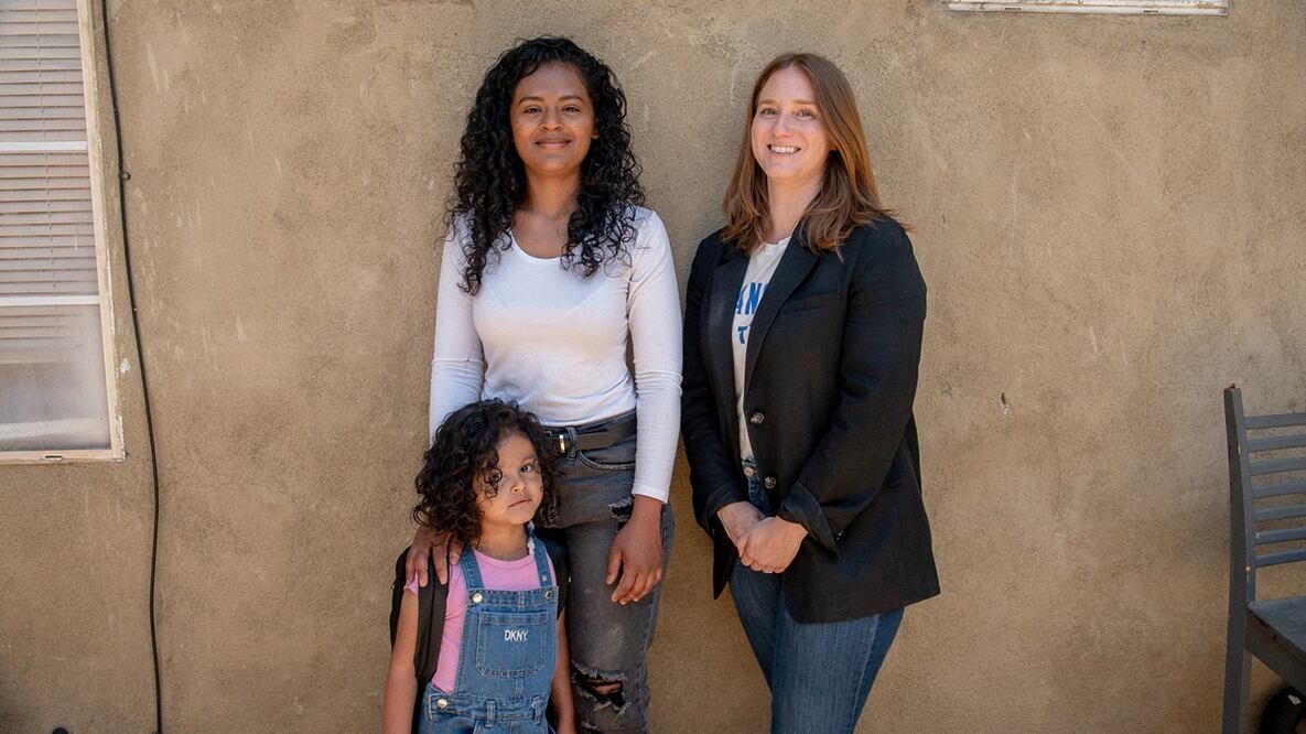 Fotografía cedida por Public Counsel donde aparece Deysi Vargas (izq.), su hija Sofía, que sufre del síndrome del intestino corto, y Rebecca Brown (der.), abogada del Proyecto de Derechos de los Inmigrantes de Public Counsel. Foto: EFE