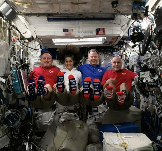 Los astronautas Butch Wilmore, Suni Williams y Don Pettiten la Estación Espacial Internacional. FOTO: EEI