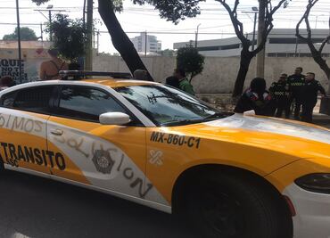 Comunidades indígenas retienen 5 vehículos y bloquean avenida México-Coyoacán por demanda de agua y luz para edificio donde tienen plantón